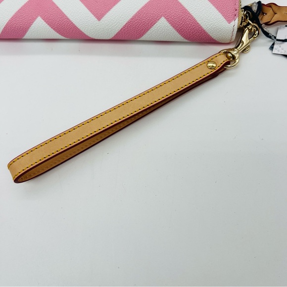 Dooney & Bourke Pink & White Chevron Large Wallet Wristlet NWT - Picture 4 of 8